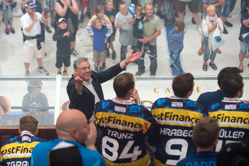 Filippo Lombardi, CVP-Politiker und Ambri-Praesident, stellt freudig die neuen Spieler des HC Lugano vor, waehrend der offiziellen Praesentation des Teams HC Ambri Piotta 2017-2018, aufgenommen am Son ...