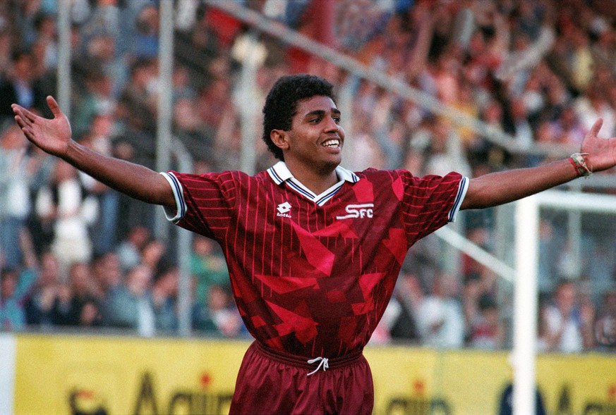 Der Servettien Sonny Anderson da Silva freut sich am 20. April 1993 im NLA-Meisterschaftsspiel gegen den FC Sion ueber seinen Treffer. (KEYSTONE/Str)