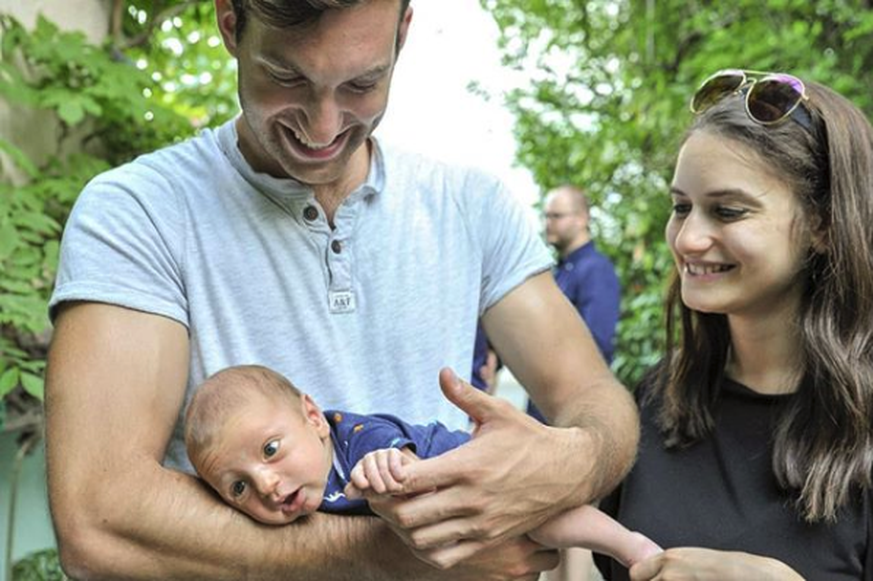 Chaim und Ilana mit dem vier Monate alten Elischa Lipschitz.&nbsp;