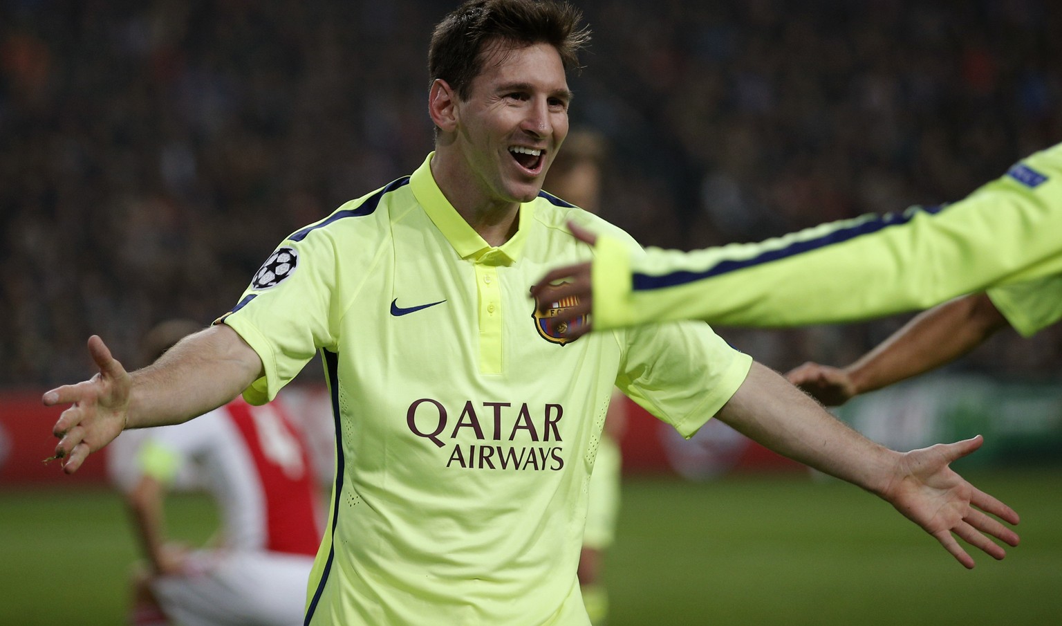 Matchwinner Lionel Messi lässt sich von seinen Teamkollegen feiern.