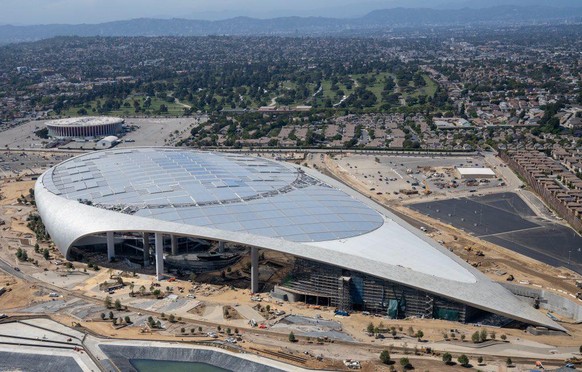 Im Vordergrund das neue SoFi Stadium, im Hintergrund «The Forum», das bis 1999 die Heimat der Los Angeles Lakers und Kings war.
