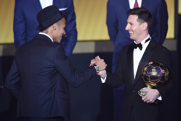 epa05097758 Argentina&#039;s Lionel Messi (R) is congratulated by Brazil&#039;s Neymar after winning the FIFA Men&#039;s soccer player of the year 2015 prize during the FIFA Ballon d&#039;Or awarding  ...