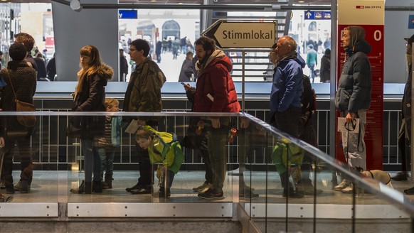 Abstimmungswillige stehen Schlange vor dem Stimmlokal im Bahnhof, am Sonntag, 28. Februar 2016 in Bern. Das eidgenoessische Stimmvolk hatte ueber drei Volksinitiativen, die Durchsetzungsinitiative, di ...