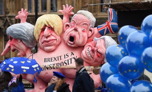 epa07221701 Pro EU protesters demonstrate outside parliament calling for People&#039;s Vote in London, Britain, 10 December 2018. Media reports on 10 December 2018 state that British Prime Minister, T ...