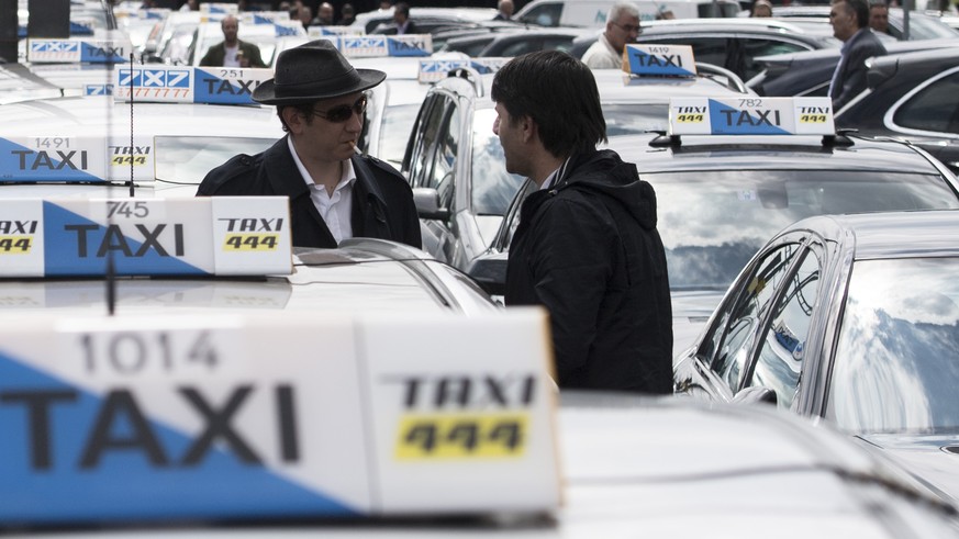 Taxifahrer demonstrieren ihre Abneigung gegen das amerikanische Transportunternehmen Uber, am Dienstag, 17. Mai 2016, in Zuerich. Der Fahrdienst-Anbieter Uber muesse in der Schweiz verboten werden, so ...