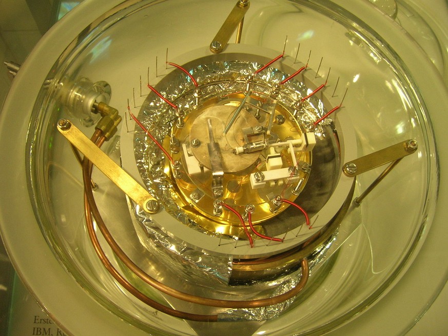 Das erste Rastertunnelmikroskop von Binnig und Rohrer
