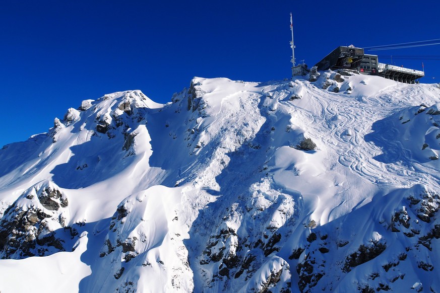HANDOUT - Die felsdurchsetzte Steilwand im Gebiet Attelas in Verbier am Montag, 18. Januar 2021. Beim Befahren eines steilen Couloirs loeste ein Skifahrer eine Lawine aus, die insgesamt 10 Personen mi ...