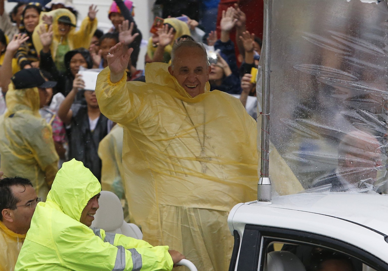 Papst Franziskus trotzte am Morgen noch Wind und Wetter.