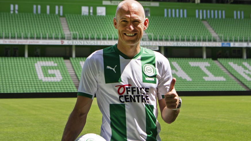 epa08514016 Dutch soccer player Arjen Robben during his presentation to the press on the field of the Hitachi Capital Mobility Stadium at FC Groningen in Groningen, The Netherlands, 28 June 2020. Robb ...