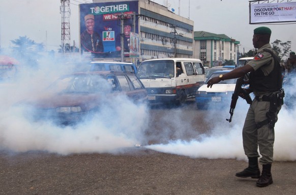 Mit Tränengas gegen Protestler: Die nigerianische Regierung geht rabiat gegen jene vor, die der Regierung Unregelmässigkeiten vorwerfen.