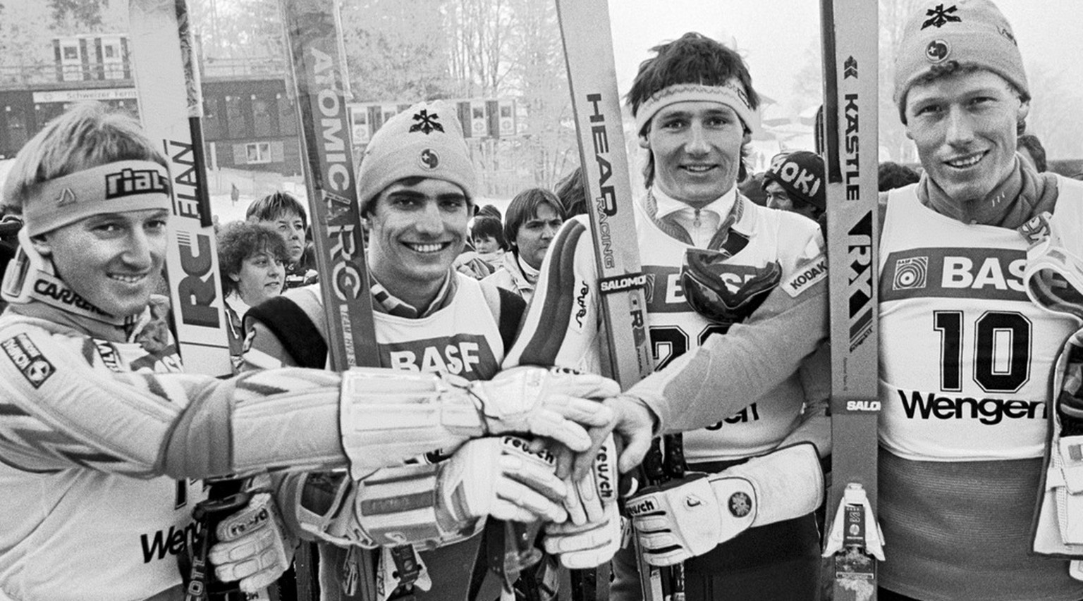 Der Schweizer Joel Gaspoz, zweiter von links, konnte sich am 18. Januar 1987 ueber den Sieg im Lauberhorn-Slalom, Pirmin Zurbriggen, ganz rechts, ueber den Gewinn der Kombination freuen. Zweiter im Sp ...