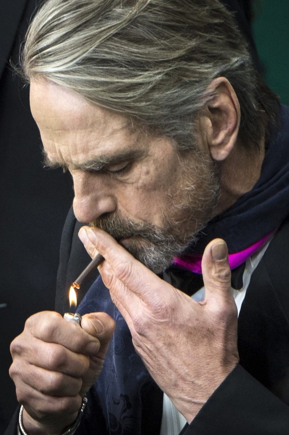 Jeremy Irons gönnt sich eine letzte Zigarre auf dem grünen Teppich.