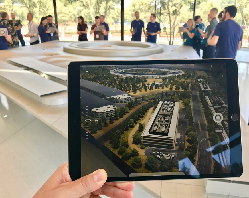 Apple Park, September 2017, Besucherzentrum des neuen Apple-Hauptsitzes in Cupertino, Kalifornien.