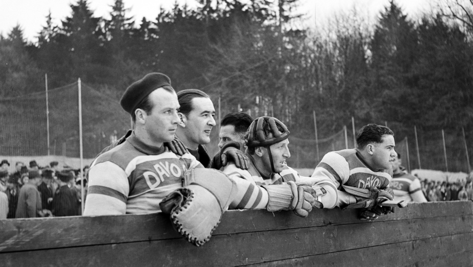 Spieler des HC Davos beim Meisterschaftsspiel der Nationalliga A in Bern gegen den SCB im Winter 1939 auf der Spielerbank. Der SCB verliert das Spiel gegen den HCD mit 1:3. (KEYSTONE/PHOTOPRESS-ARCHIV ...