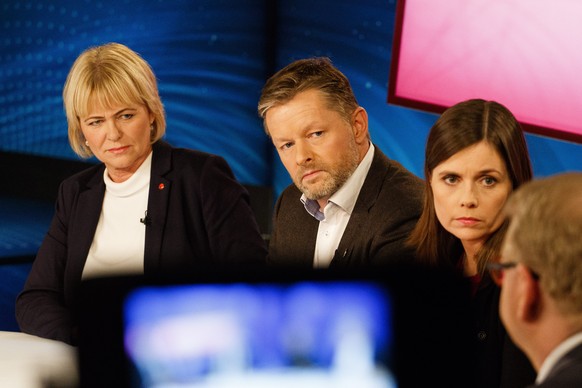 epa05606355 Oddny Hardardottir (L), leader of the Social Democratic Alliance, Thorsteinn Viglundsson (C), of Vidreisn party, and Katrin Jakobsdottir (R), leader of the Left-Green Movement, in a TV deb ...