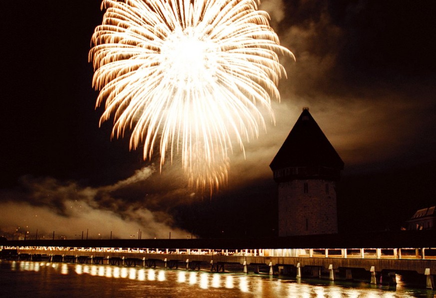 Die Stadt Luzern feierte am Samstag, 12. August 2000 das Luzerner Seenachtsfest. Hoehepunkt war das furiose Feuerwerk ueber der Luzerner Seebucht. (KEYSTONE/Urs Flueeler)