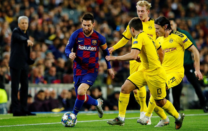 epa08029706 FC Barcelona&#039;s Lionel Messi (L) in action against Borussia Dortmund&#039;s Raphael Guerreiro (front), Julian Brandt (2-R) and Nico Schulz (R) during a UEFA Champions League&#039;s gro ...