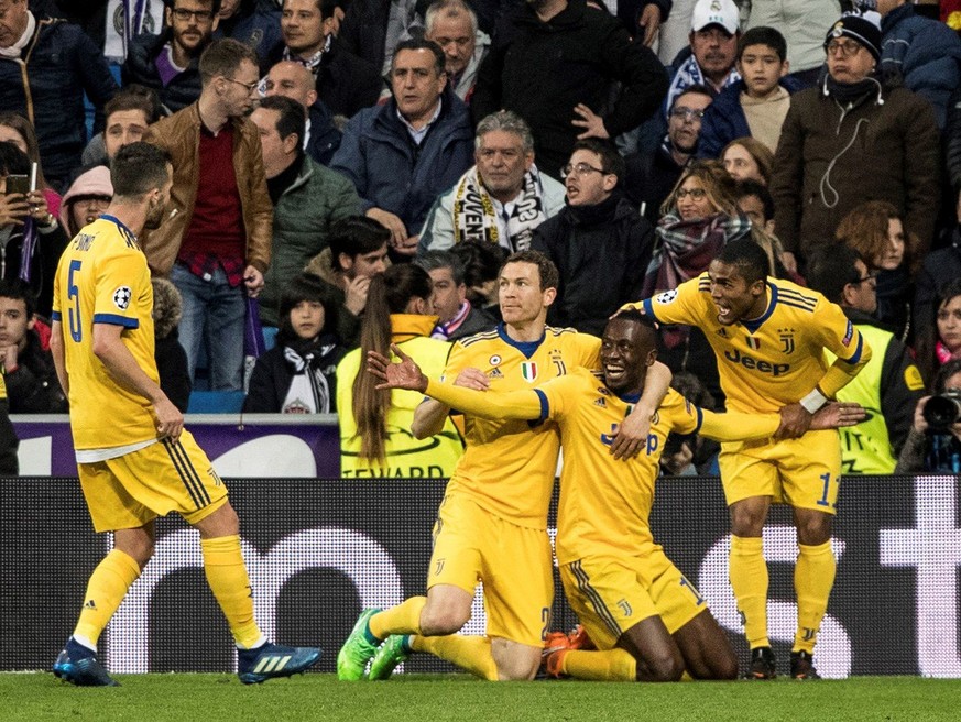 epa06662351 Juventus&#039; Blaise Matuidi (2-R) celebrates with teammates after scoring the 3-0 during a UEFA Champions League quarter final, second leg soccer match between Real Madrid and Juventus a ...