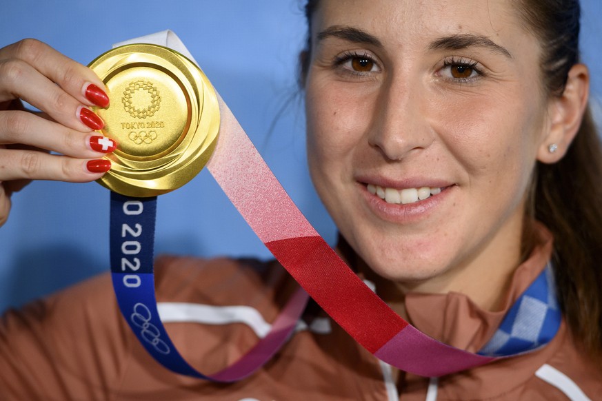 epa09383117 Belinda Bencic of Switzerland poses with her gold medal on the podium after winning the women&#039;s singles tennis gold medal final match of the Tokyo 2020 Olympic Games at Ariake Tennis  ...