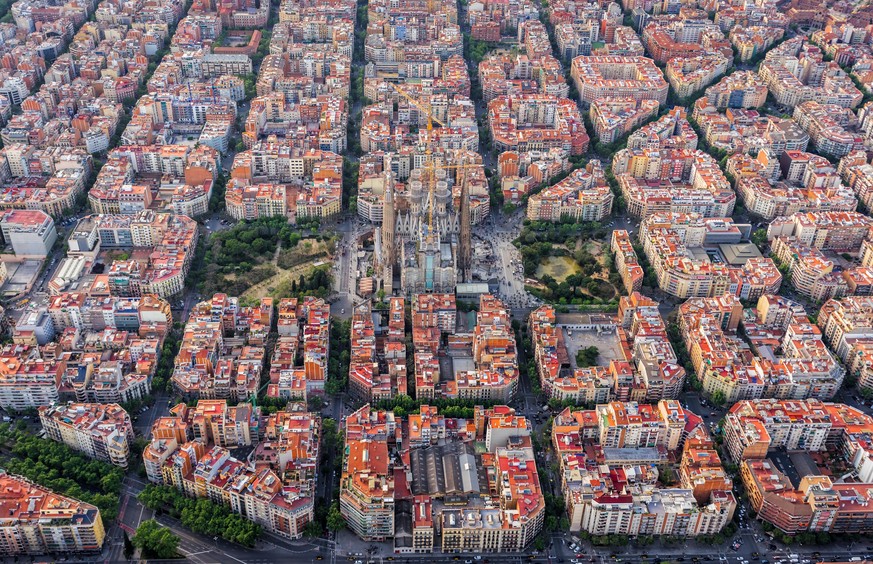 Barcelona soll bis 2030 eine grosse Fussgängerzone werden. Im abgebildeten Quartier Eixample sollen schon 2022 verkehrsberuhigte Superinseln entstehen.