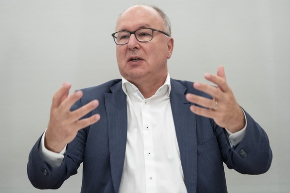 Pierre-Yves Maillard, Praesident SGB, fordert an einer Medienkonferenz Lohnerhoehungen, am Freitag, 6. September 2019, in Bern. (KEYSTONE/Peter Schneider)