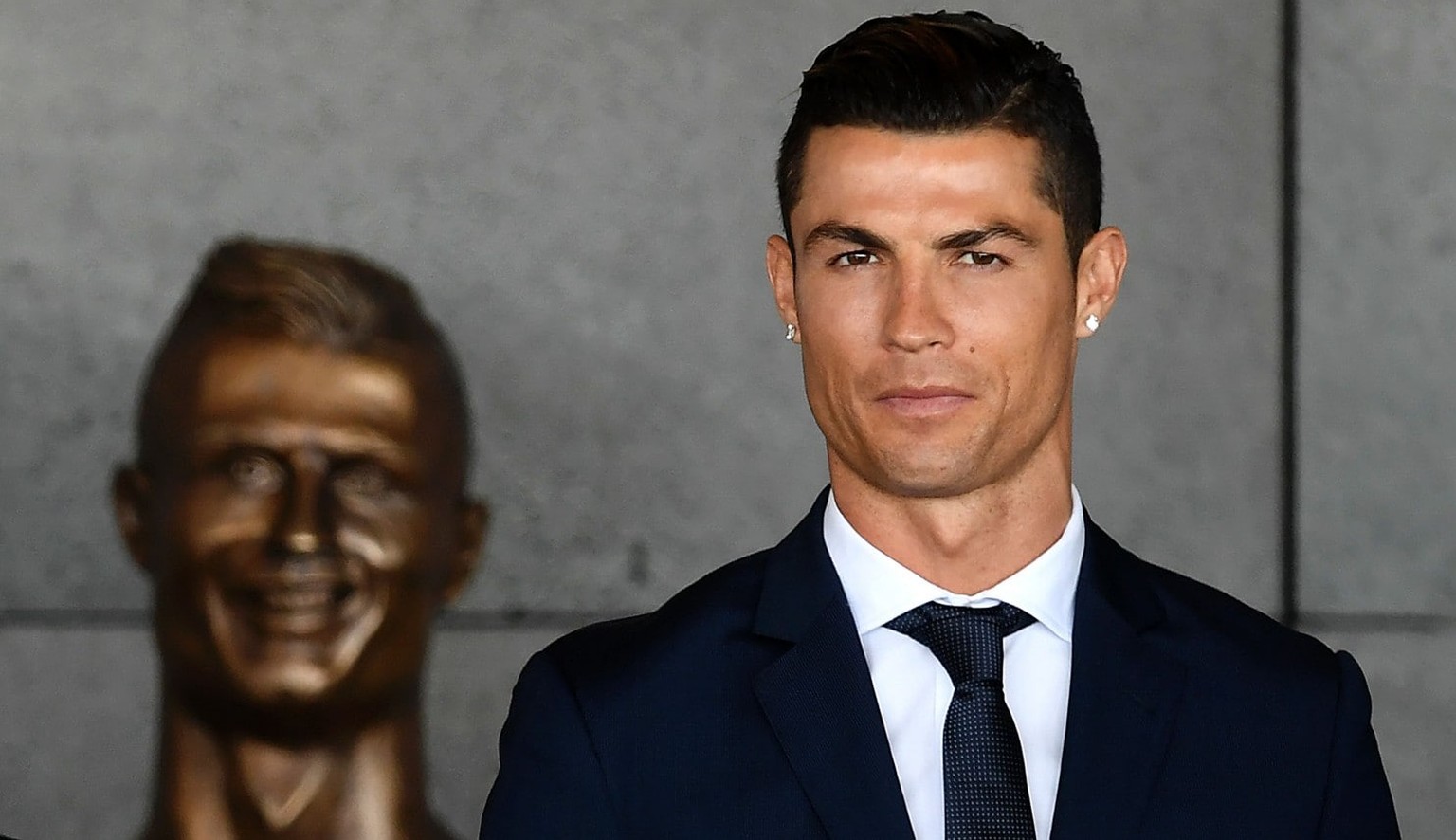 Begeistert sah Ronaldo bei der Präsentation der alten Büste nicht aus.