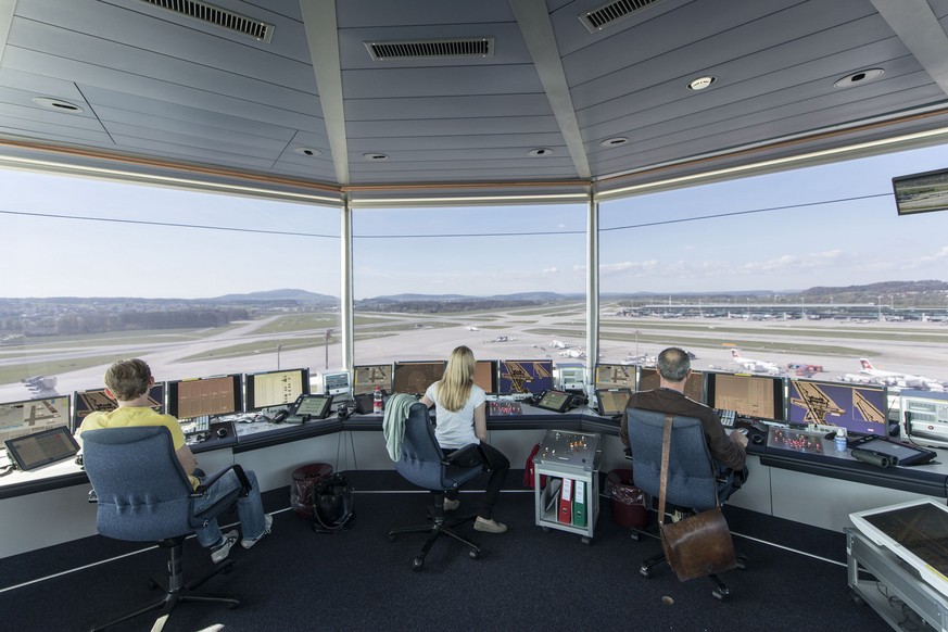 Mitarbeiter von Skyguide kontrolliert die Monitore und hat Blick auf das Flugfeld, bei Skyguide im Tower des Flughafen Zuerich Kloten, aufgenommen am 10. April 2014. Im Tower am Flughafen Zuerich uebe ...