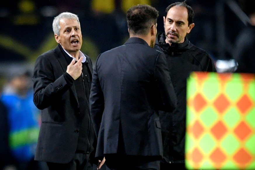 epa07117686 Dortmund&#039;s head coach Lucien Favre (L) argues with Atletico&#039;s head coach Diego Simeone (C) during the UEFA Champions League Group A soccer match between Borussia Dortmund and Atl ...