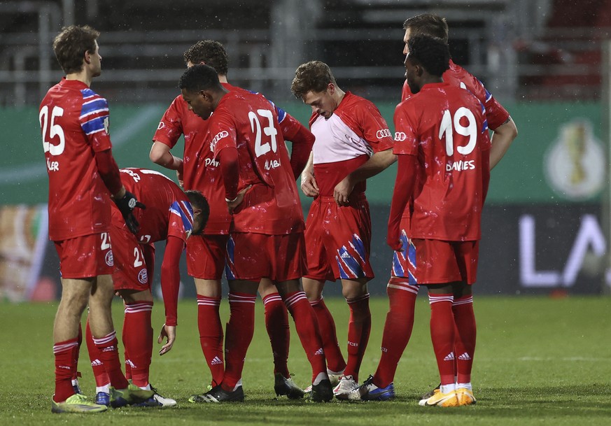 Munich&#039;s players stand on the pitch after defeat in the DFB Cup 2nd round match between Holstein Kiel and Bayern Munich at the Holstein Stadium in Kiel, Germany, Wednesday Jan. 13, 2021. (Christi ...