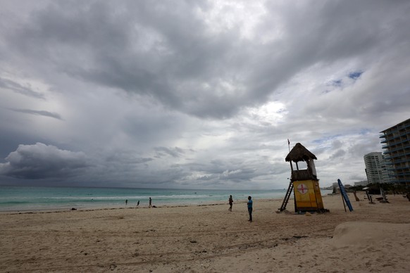epaselect epa08725341 General view of an almost empty beach before the arrival of the Hurricane Delta, in Cancun, in the state of Quintana Roo, Mexico, 06 October 2020. The Mexican authorities decreed ...