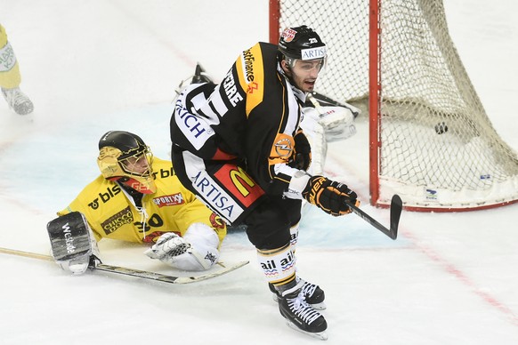 Lugano&#039;s player Maxim Lapierre scores the 1-1 goal, during the preliminary round game of National League A (NLA) Swiss Championship 2016/17 between HC Lugano and SC Bern, at the ice stadium Reseg ...