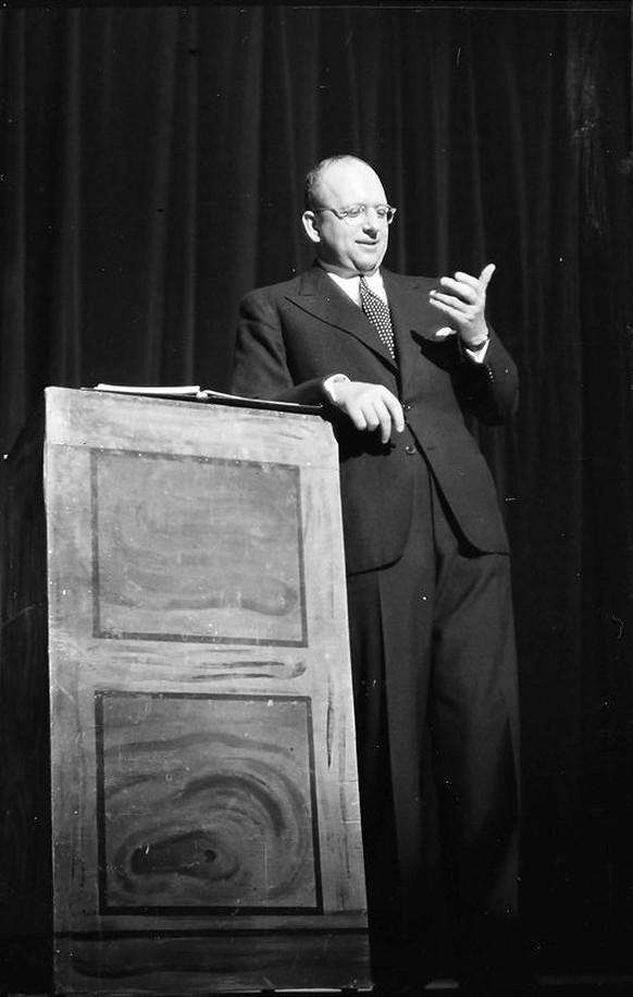 Werner Finck 1937, als er wieder im Kabarett der Komiker auftreten durfte.