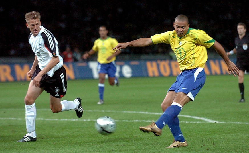 Brazilian forward Ronaldo (R) shoots in front of German defender Frank Fahrenhorst during the soccer friendly match at the olympic stadium in Berlin, Wednesday 09 September 2004. In background Swiss r ...