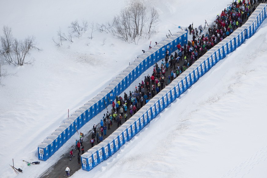 Tausende Langlaeufer warten auf den Start des 47. Engadiner Skimarathon und gehen ein letztes mal auf eine der Toi Toi Toiletten in Malaoja am Sonntag, 8. Maerz 2015, von Maloja nach S-Chanf. (KEYSTON ...