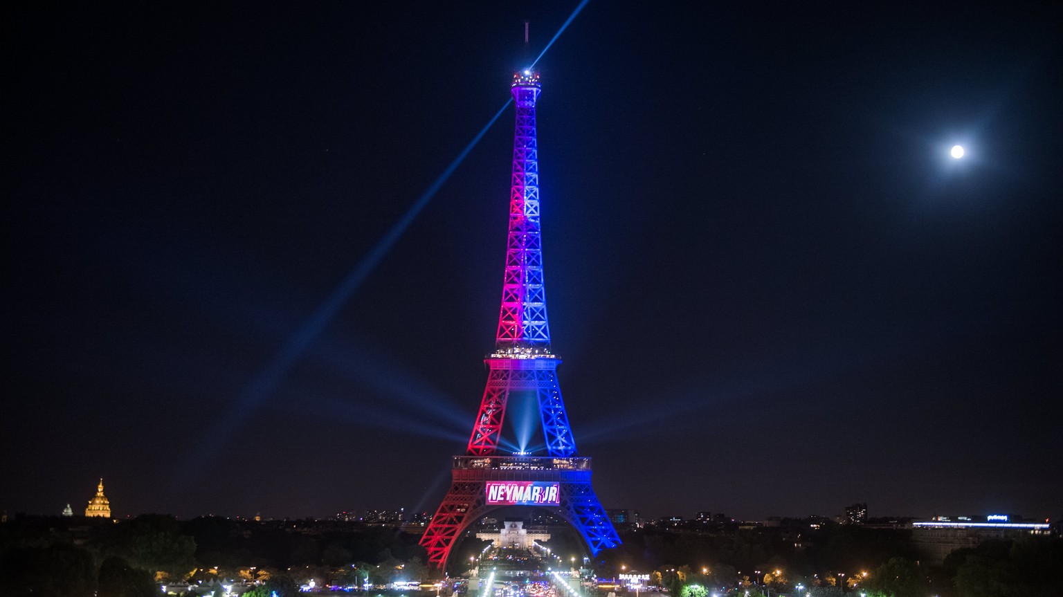 epa06127464 The Eiffel Tower is illuminated in Red and blue (the colors of the Paris Saint Germain soccer team) to celebrate the arrival of the Brazilian striker Neymar Jr on the day of his official p ...