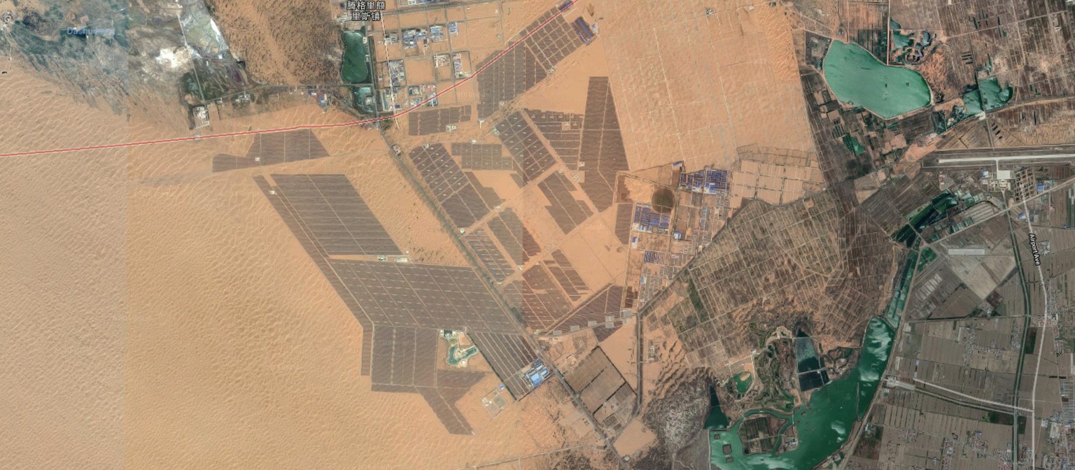 Von der Solaranlage in der Tengger-Wüste existieren praktisch keine Bilder. Die Vogelperspektive lässt aber erahnen, wie gigantisch gross die Photovoltaik-Felder sind.