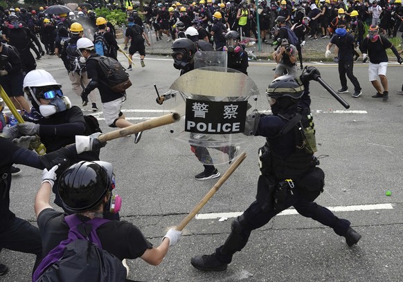 Police and demonstrators clash during a protest in Hong Kong, Saturday, Aug. 24, 2019. Chinese police said Saturday they released an employee at the British Consulate in Hong Kong as the city&#039;s p ...