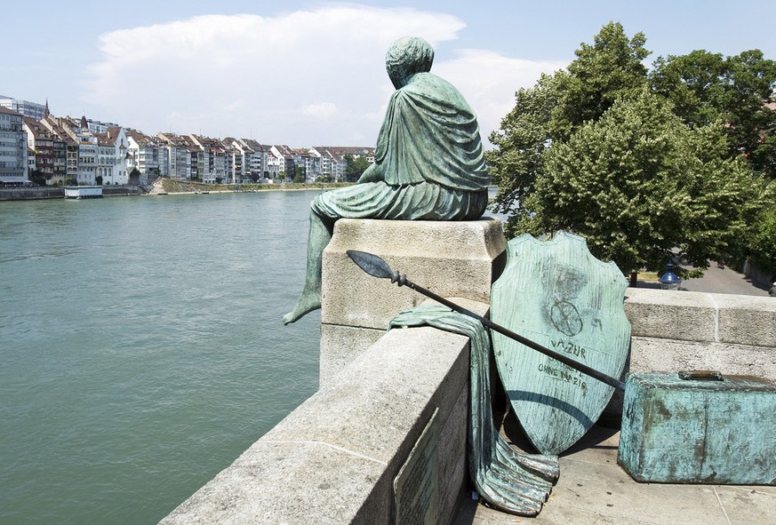 &quot;Helvetia&quot; sitzt am Kleinbasler Ufer bei der mittleren Rheinbruecke in Basel und schaut flussabwaerts in Richtung Deutschland, am 13. Juli 2006. (KEYSTONE/Gaetan Bally) 

&quot;Helvetia&quot ...