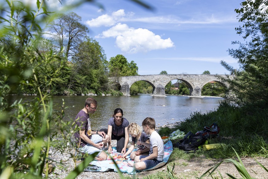 Ein Picknick an der Thur gleich neben der Fussgänger-Thurbrücke.