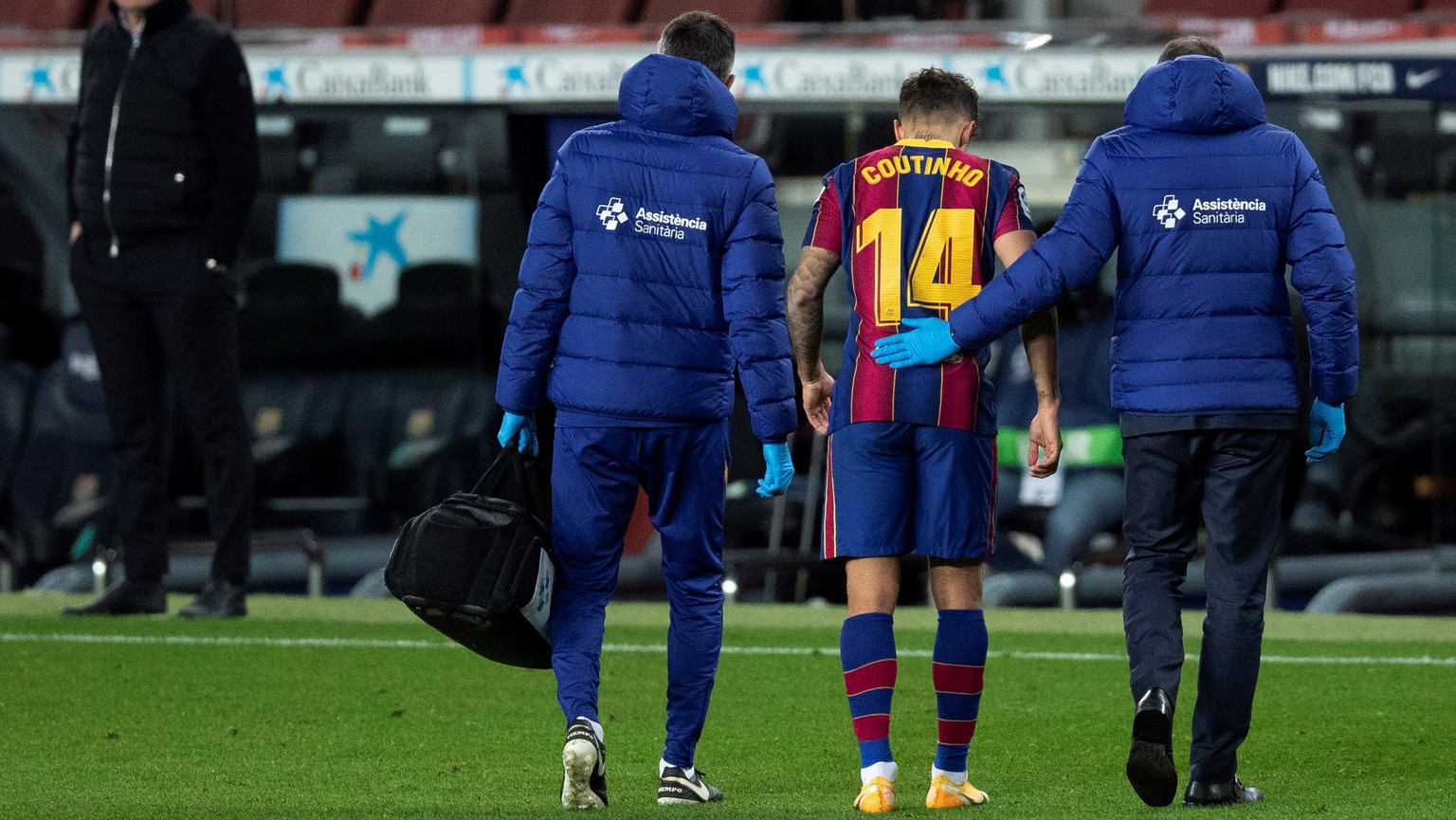 epa08910352 Barcelona&#039;s Brazilian midfielder Philippe Coutinho (2R) leaves after an injury during the Primera Division LaLiga match held between FC Barcelona and Eibar at the Camp Nou in Barcelon ...