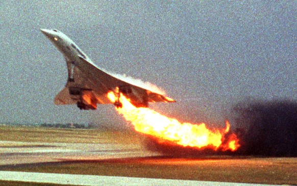ARCHIV - ZUM 50. JAHRESTAG DES ERSTFLUGS DER CONCORDE AM 2. MAERZ 1969, STELLEN WIR IHNEN FOLGENDES BILDMATERIAL ZUR VERFUEGUNG - An Air France Concorde supersonic plane takes off with fire trailing f ...