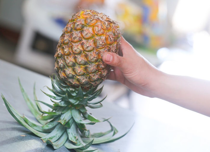 http://www.wikihow.com/Ripen-an-Unripe-Pineapple ananas auf den kopf stellen