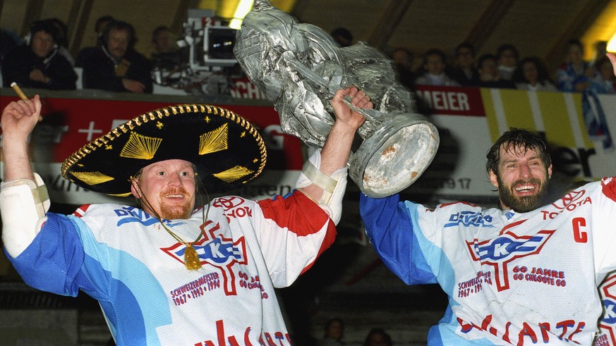 Die Eishockeyspieler Felix Hollenstein, rechts, und Roman Waeger des EHC Kloten feiern am 1. April 1995 im Stadion Schluefweg in Kloten, Schweiz, den Sieg der Eishockey Meisterschaft. (KEYSTONE/Str)