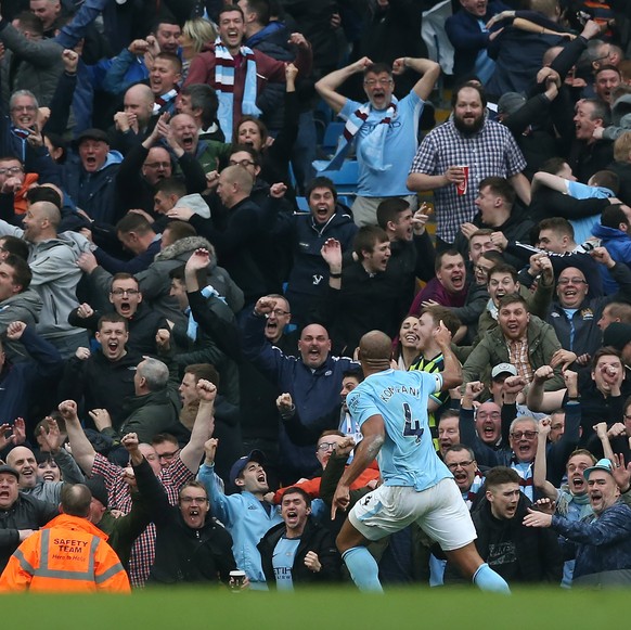 epa06652844 Manchester City&#039;s Vincent Kompany celebrates scoring the 1-0 during the English premier league soccer match between Manchester City and Manchester United at the Etihad Stadium in Manc ...