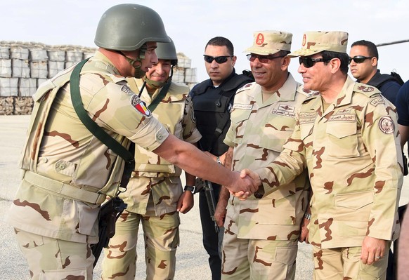 Steht als Staatspräsident und oberster Machthaber der Streitkräfte in der Kritik: General al-Sisi (rechts).