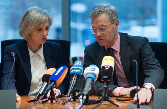 epa05052764 Norbert Roettgen (R), chairman of the Committee on Foreign Affairs of the German &#039;Bundestag&#039; parliament, and his French counterpart Elisabeth Guigou deliver remarks during a pres ...