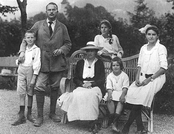 C. G. Jung mit Frau Emma und vier seiner insgesamt fünf Kinder, 1917.