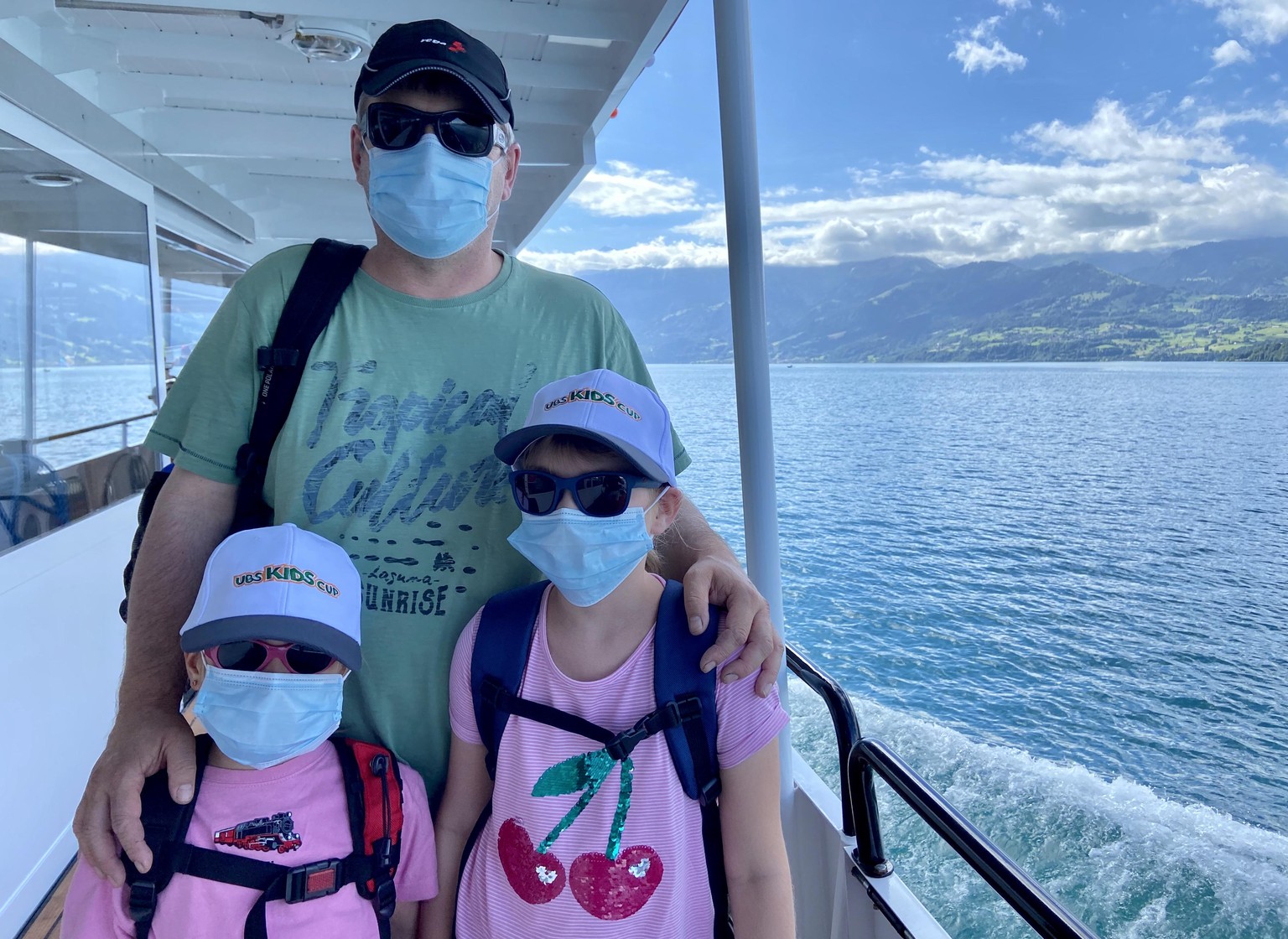 Masken auf: Die beiden Kinder von Sven (53) tragen freiwillig einen Mundschutz.