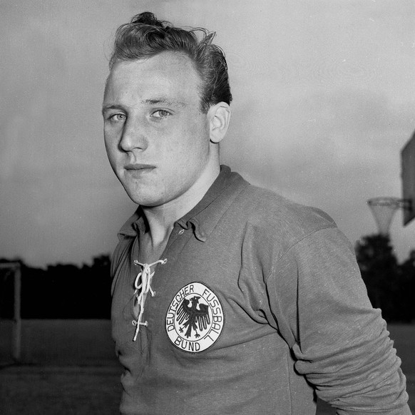 Uwe Seeler im Nationaltrikot Aufn. 04.09.1956. HM

Uwe Seeler in National jersey Aufn 04 09 1956 HM