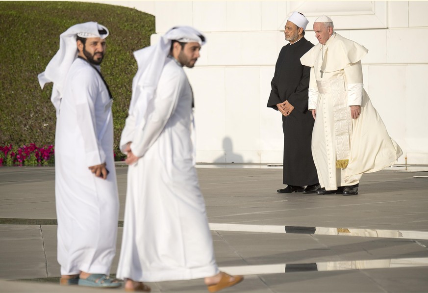 epa07343439 Pope Francis (R) and Grand Sheikh Ahmed el-Tayeb (L), the head of Al-Azhar, the Sunni Muslim world&#039;s premier Islamic institution, prior the meeting with the members of Muslim Council  ...